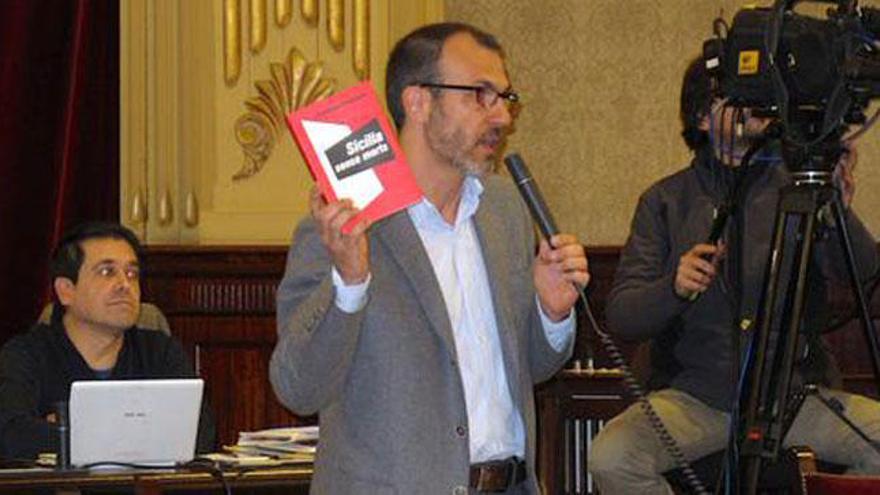 Biel Barceló enseña a Bauzá el libro &#039;Sicília sense morts&#039; de Guillem Frontera hoy en el Parlament.