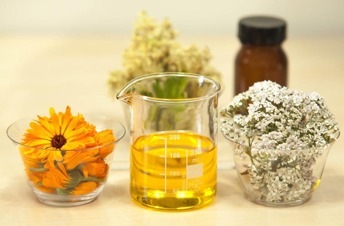 Aplica unas gotas de aceite de jojoba en las puntas del pelo seco y pronto lo notarás más sano y brillante.