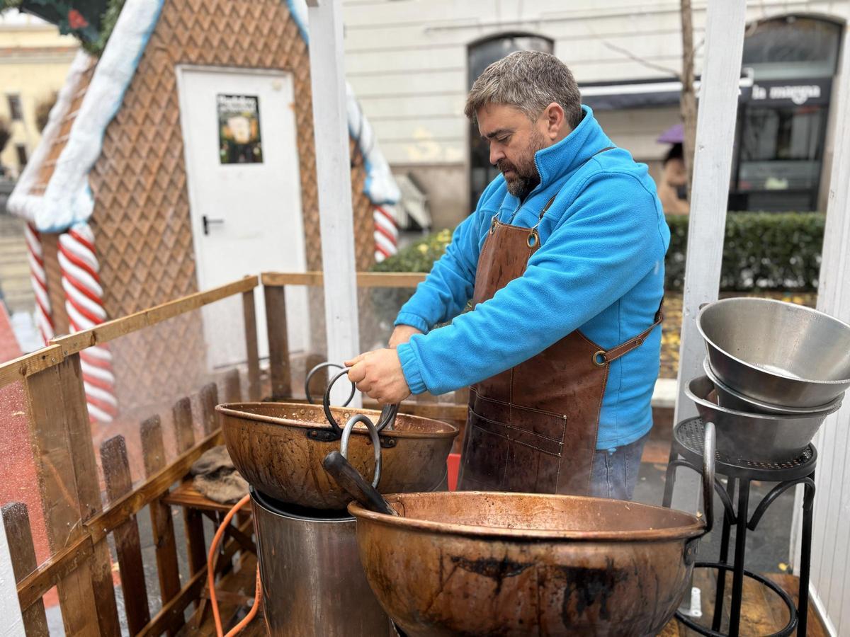 Antolín León durante el proceso de garrapiñar