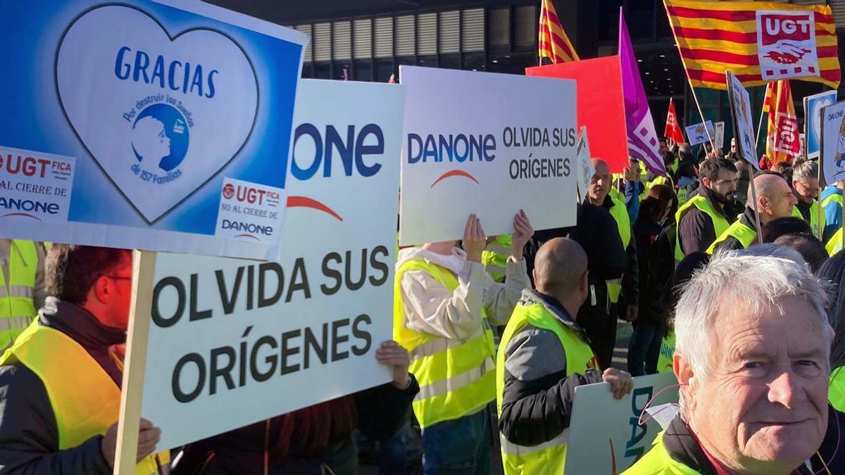 Els treballadors de Danone esclaten contra el tancament de Parets