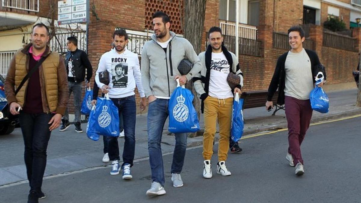 Un sonriente Sergio García sale este viernes junto a Kiko Casilla y Stuani de un centro termal de Barcelona.