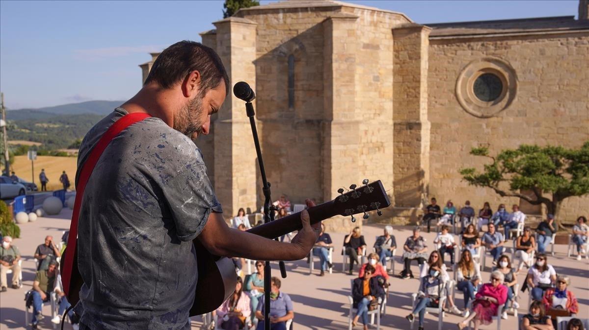 Mazoni actúa para el público de Santa Coloma de Queralt, en la Conca de Barberà, el 6 de junio de 2020.
