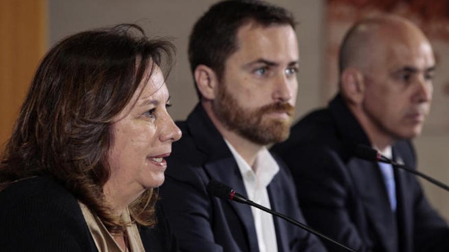 Soledad Monzón e Isaac Castellano, consejeros en funciones, durante la rueda de prensa de ayer.