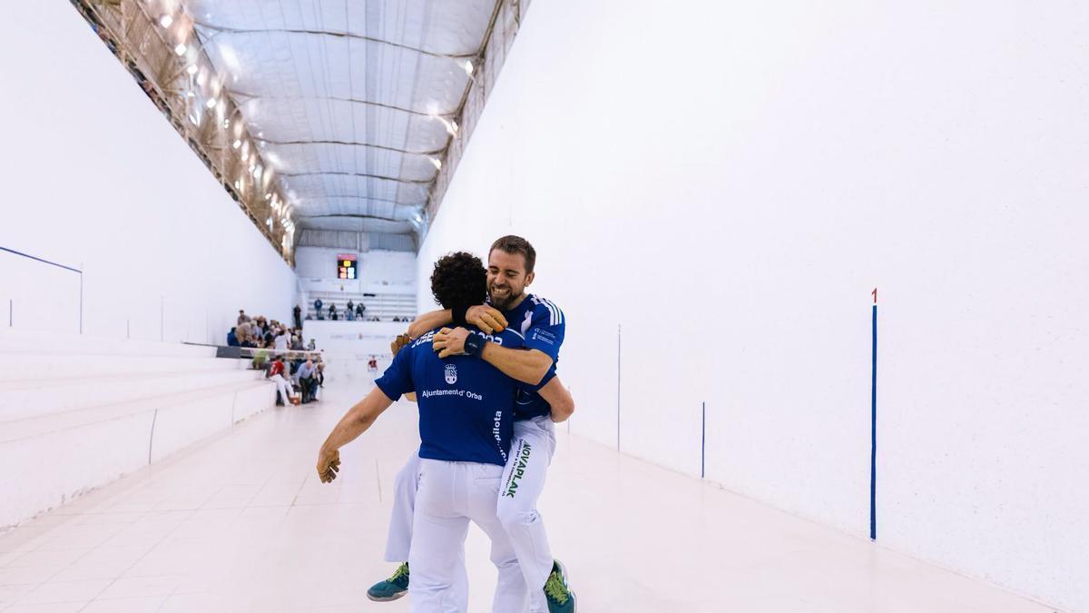 José Salvador i Conillet s'abracen després de vèncer el segon punt de semifinals a Guadassuar.