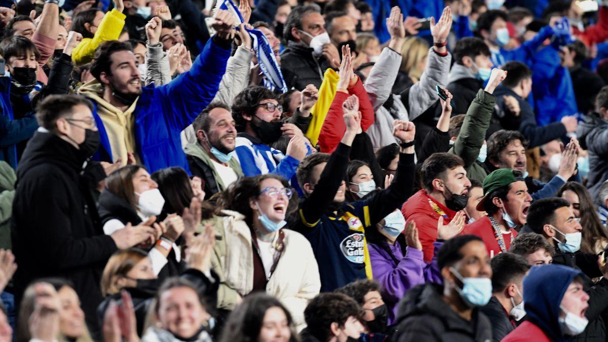 Aficionados deportivistas animan a los juveniles durante el partido contra el Dinamo