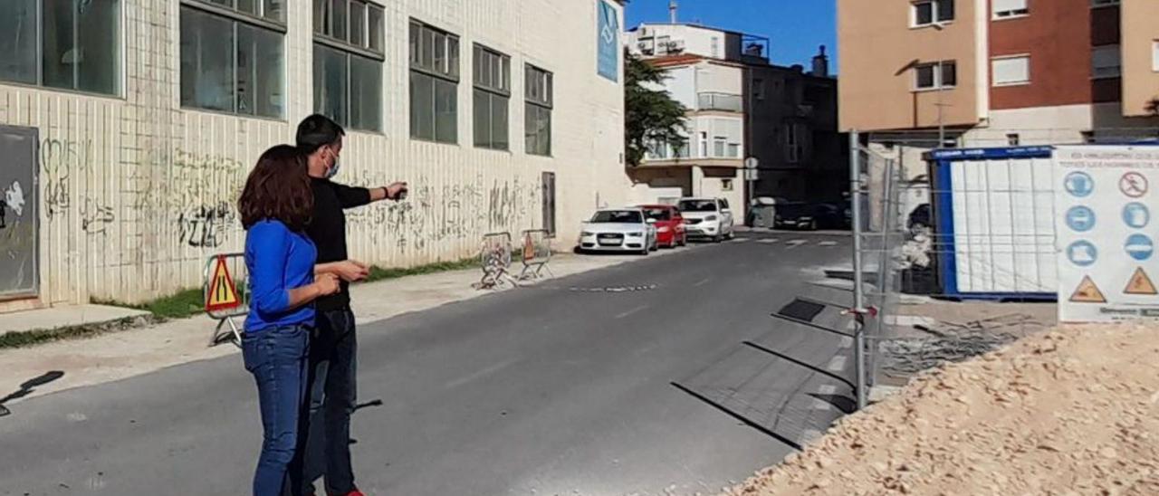 El alcalde comprobó las obras en la parte oeste de la calle Camaraes de Vinaròs. | FLORES