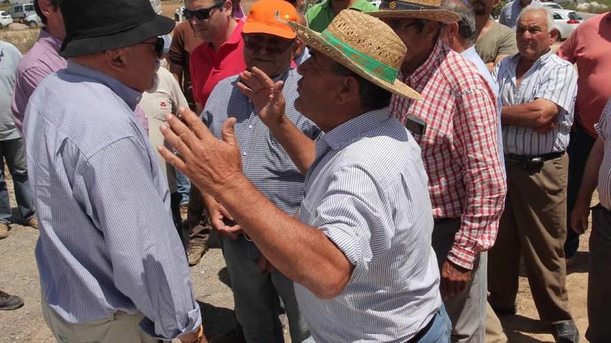 Los agricultores advierten de que seguirán vigilando para evitar el sellado de los vertidos.