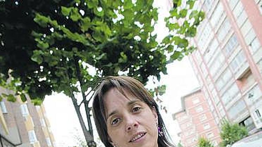 Esperanza Medina, mostrando su libro «Armadura de azúcar», ayer en Avilés.