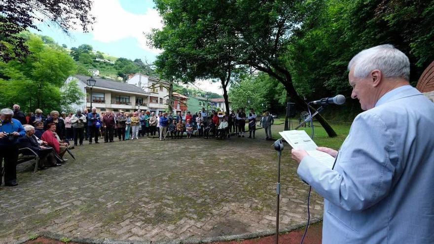 Melchor Fernández, durante la lectura del pregón del XIV Homenaje a les carboneres de La Encarná.