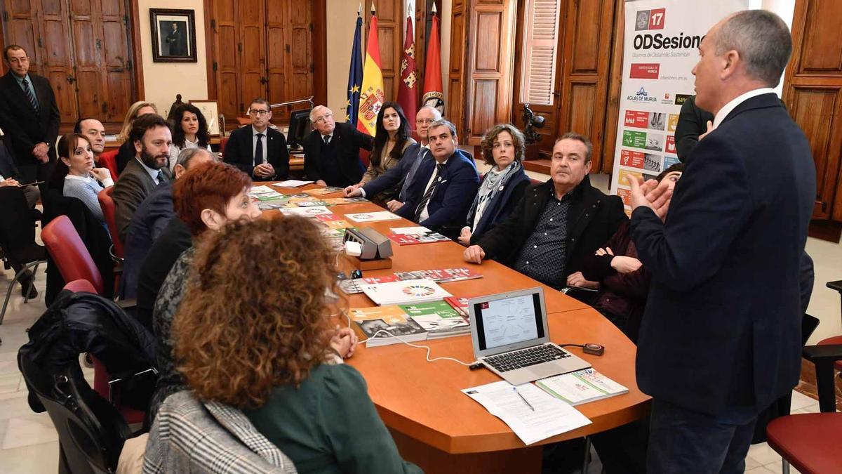 Longinos Marín, explicando los objetivos del Foro ODSesiones de la UMU, del que formar parte las principales instituciones sociales y económicas de la Región