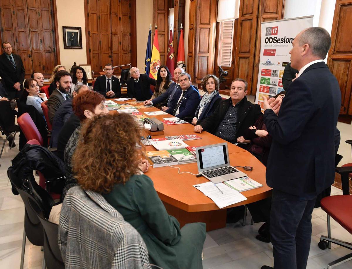 Longinos Marín, explicando los objetivos del Foro ODSesiones de la UMU, del que formar parte las principales instituciones sociales y económicas de la Región