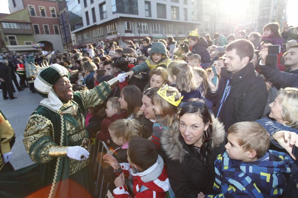 Una multitud recibe a los Reyes Magos en Gijón.