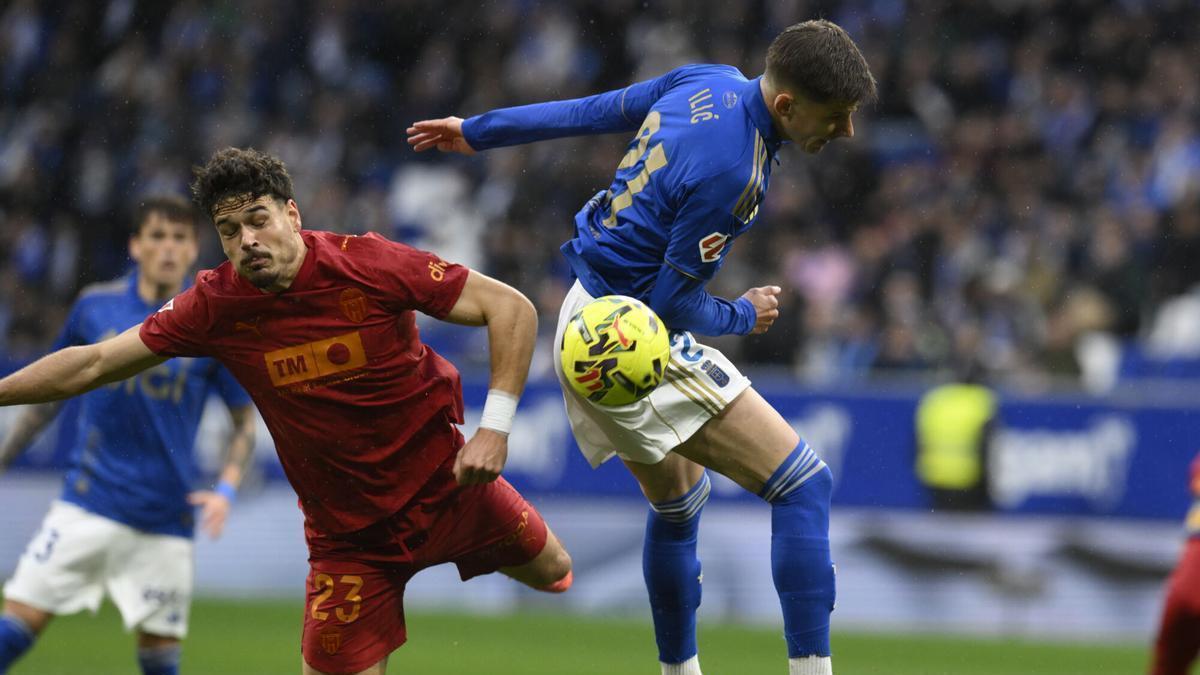 OVIEDO, 14/03/2026.- El centrocampista del Oviedo Luka Ilić (d) pelea un balón ante el centrocampista suizo del Valencia Filip Ugrinić durante el partido de la jornada 28 de LaLiga EA Sports que disputan el Real Oviedo y el Valencia CF este sábado, en el estadio Carlos Tartiere de Oviedo. EFE/ Eloy Alonso