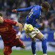 OVIEDO, 14/03/2026.- El centrocampista del Oviedo Luka Ilić (d) pelea un balón ante el centrocampista suizo del Valencia Filip Ugrinić durante el partido de la jornada 28 de LaLiga EA Sports que disputan el Real Oviedo y el Valencia CF este sábado, en el estadio Carlos Tartiere de Oviedo. EFE/ Eloy Alonso