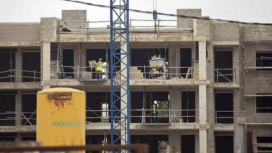 Obreros de la construcciÃ³n trabajando en un edificio en Palma estos dÃ­as, durante el estado de alarma.