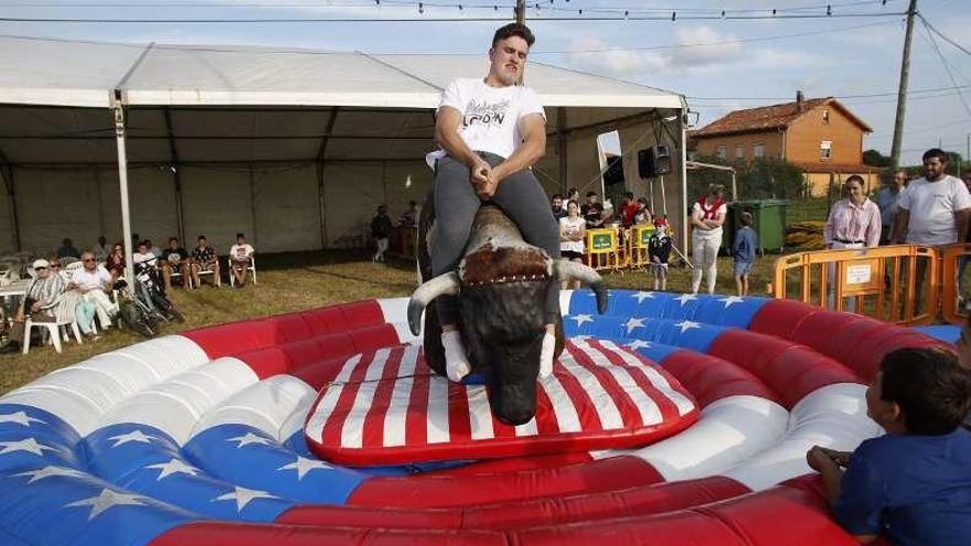 Perdones monta en el toro mecánico y El Crucero se va de fiesta