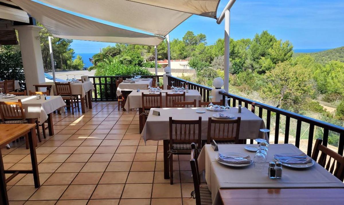La terraza del restaurante, con vistas a la montaña. |  | S’ESPARTAR