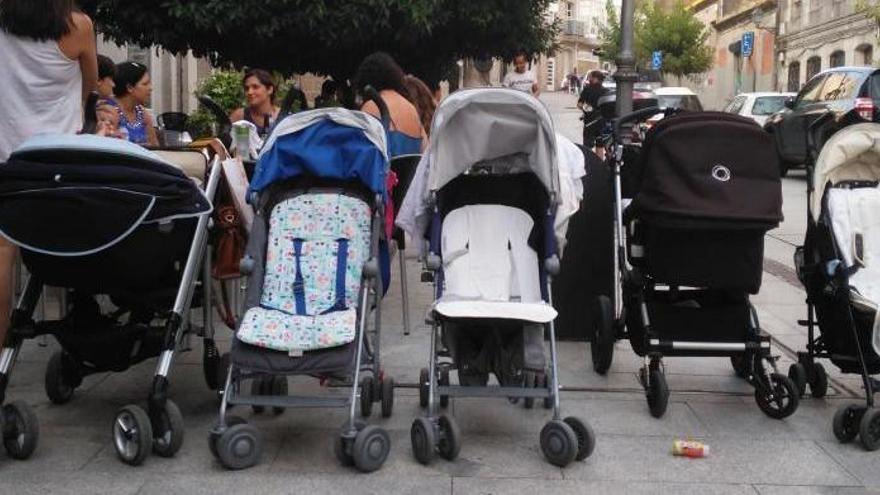 Sillas de bebé en una calle de una ciudad gallega.