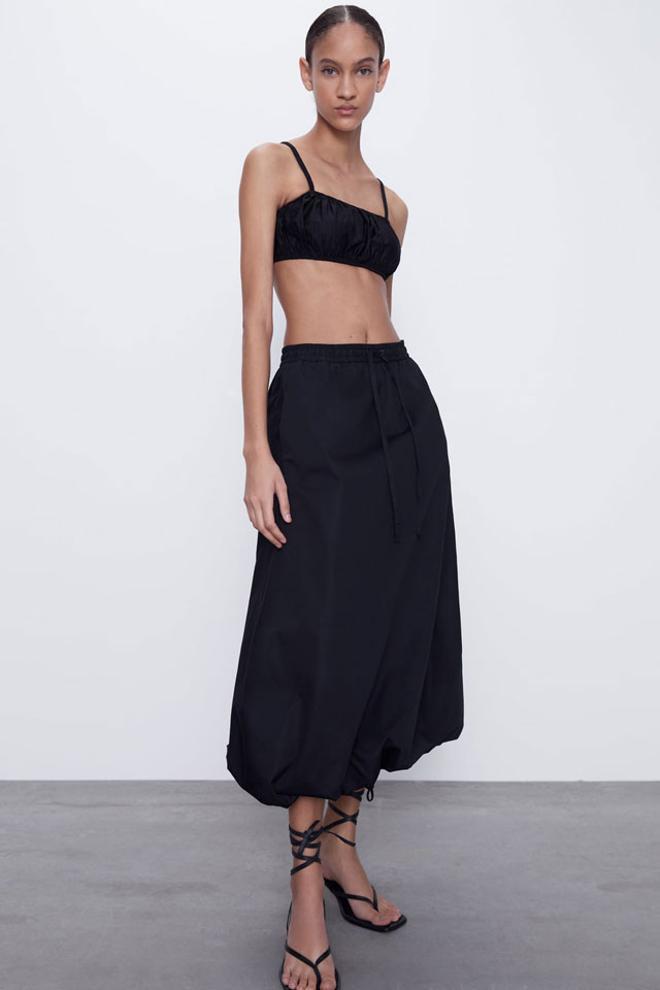 Conjunto de falda y top de Zara, al estilo de Emily Ratajkowski