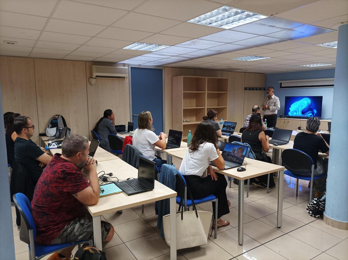 Curso de inteligencia artificial de Xarxatec, con el aula llena.