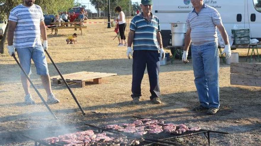 Un grupo de vecinos prepara la parriladas durante los pasados festejos.