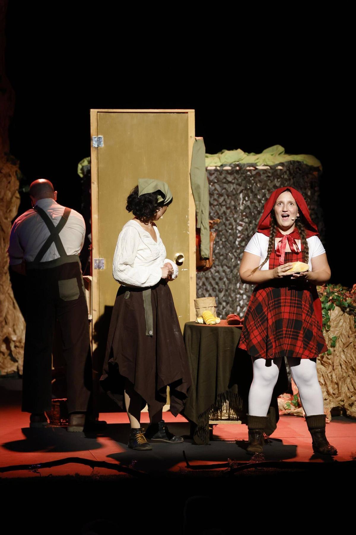 Girona. Teatre Municipal. Inauguracio 26a edicio del FITAG Festival Internacional de Teatre Amateur de Girona. Obra inaugural: Dins el bosc, de la companyia Quart Paradis.