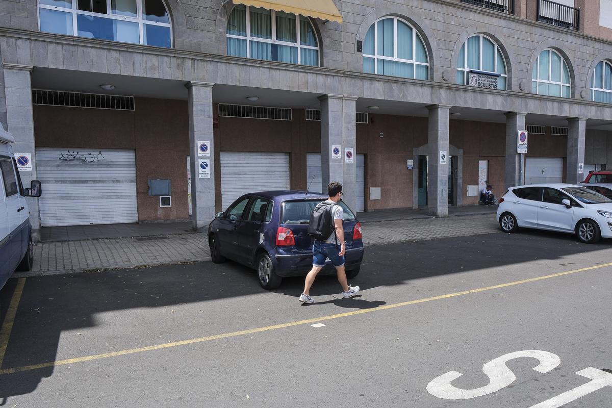 Un hombre pasea por delante de unas puertas de garaje en la capital grancanaria.
