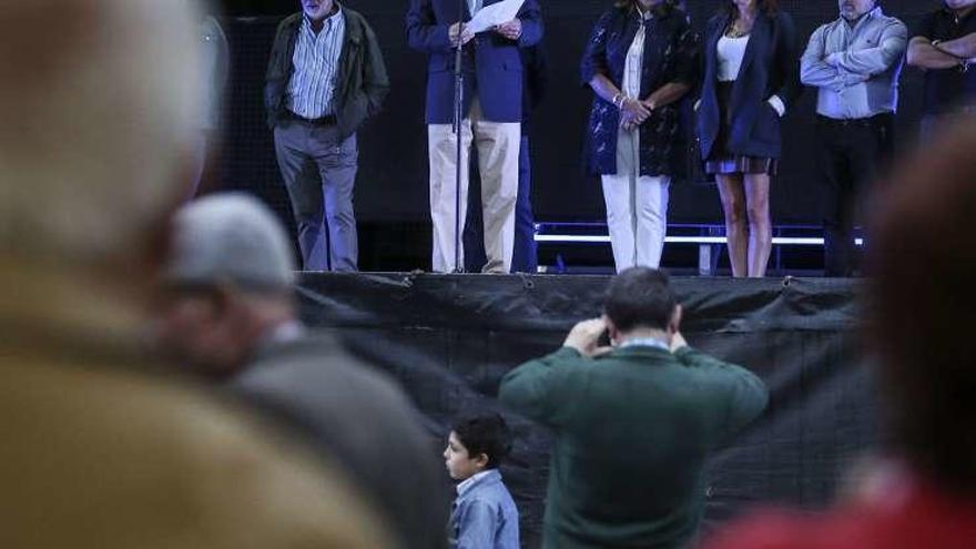 El comandante de Marina Carlos Orueta lee el pregón de inicio de las fiestas de San Miguel en el barrio gijonés de Pumarín.