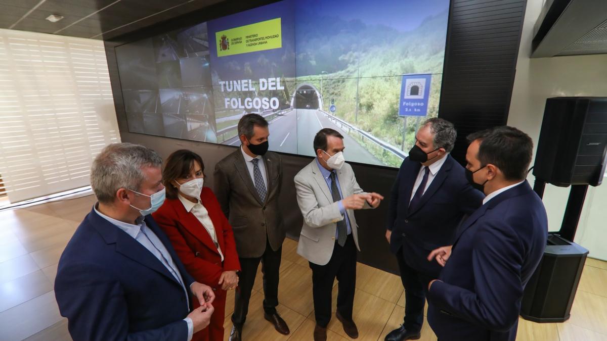 Piña, alcalde de A Cañiza; Larriba, subdelegada; Miñones, delegado del Gobierno; Caballero, alcalde de Vigo; González del Río, jefe de Demarcación; y Vázquez Torrón, Secretario de Infraestructuras, este viernes en el Centro de control del túnel de O Folgoso. 