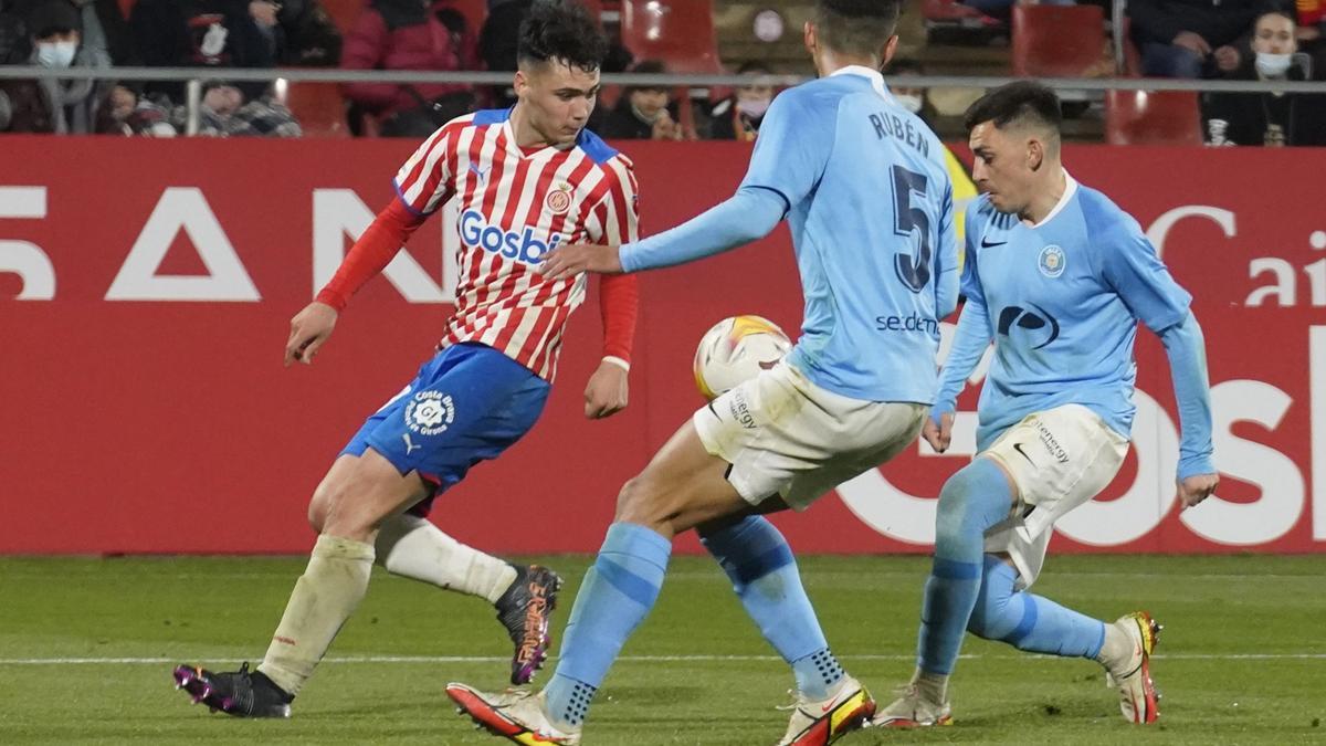 Arnau Martínez rep la pressió de dos jugadors de l&#039;Eivissa