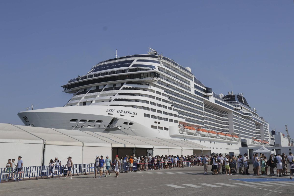 MSC Grandiosa atracado en el Puerto de València.