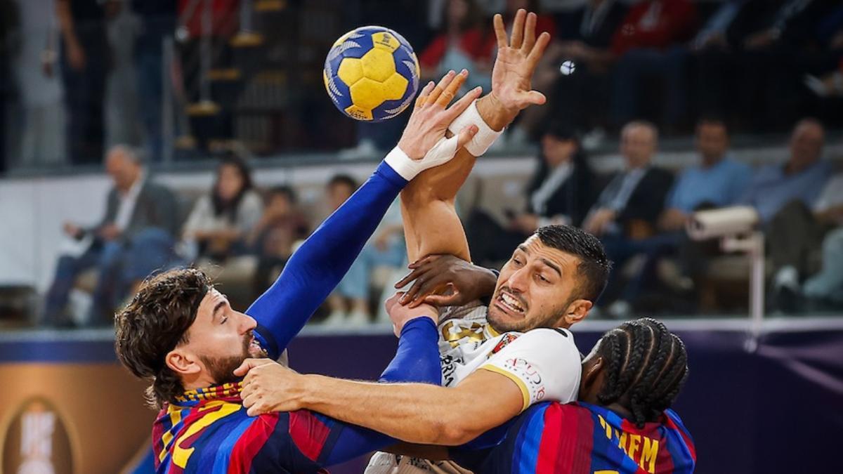 Dika Mem, en tareas defensivas junto a Fábregas ante Yehia Elderaa