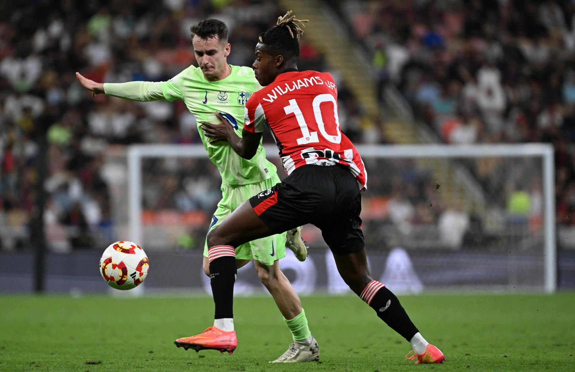 Jeddah (Saudi Arabia), 08/01/2025.- Athletic Club's Nico Williams (R) in action against Barcelona's Marc Casado (L) during the Spanish Super Cup semi final match between Athletic Club and FC Barcelona, in Jeddah, Saudi Arabia, 08 January 2025. (Arabia Saudita) EFE/EPA/STRINGER
