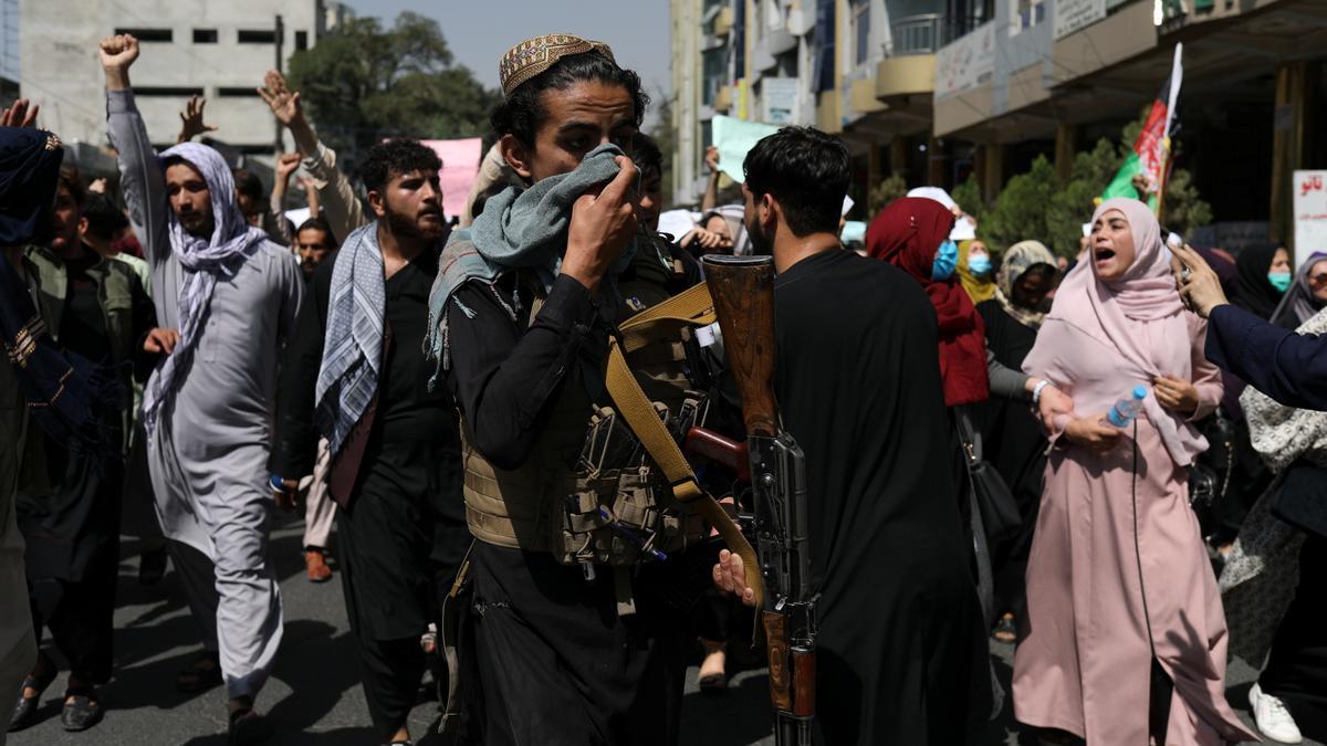 Primeras protestas en las calles de Kabul contra el nuevo régimen talibán y sus aliados.