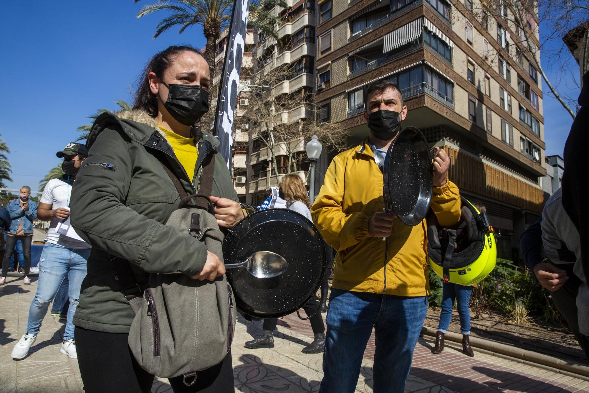 Cacerolada de la hostelería en Alicante con lanzamiento de facturas al Consell ante "la imposibilidad" de hacer frente a los pagos