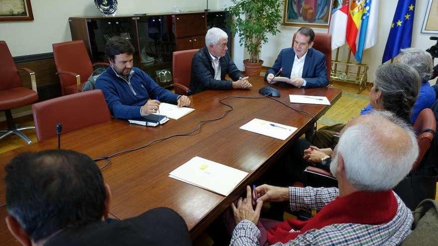 Abel Caballero y Manel Fernández, con representantes de las asociaciones incluidas en el convenio.