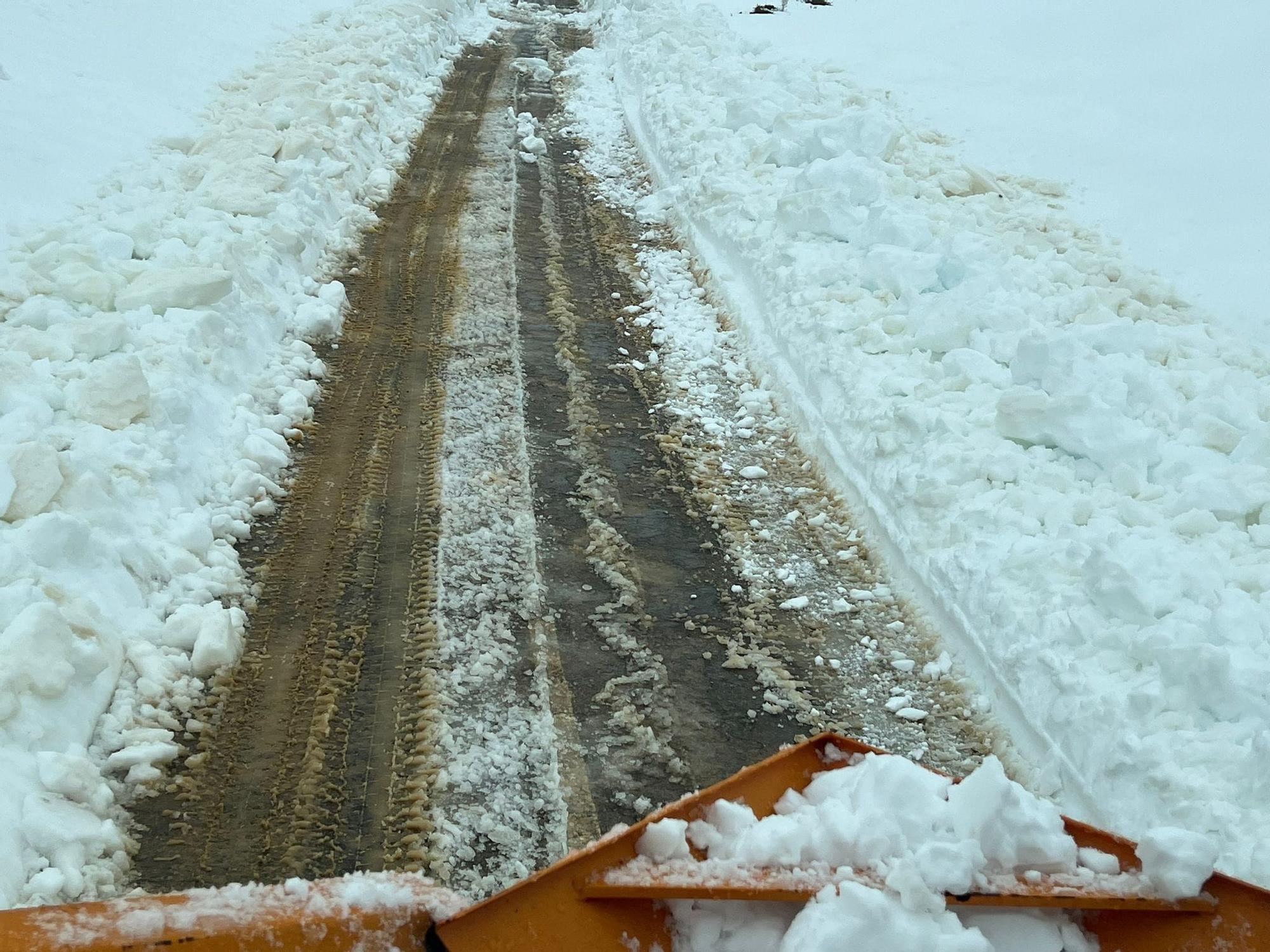 Nieve en la carretera de acceso al Alto de Vizcodillo