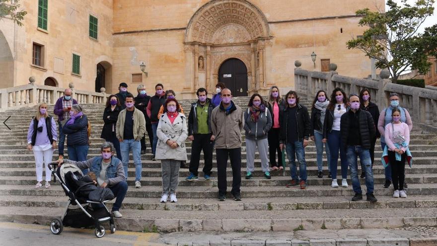 Unas 30 personas participan en Felanitx en una caminada simbólica por el Día de la Mujer.