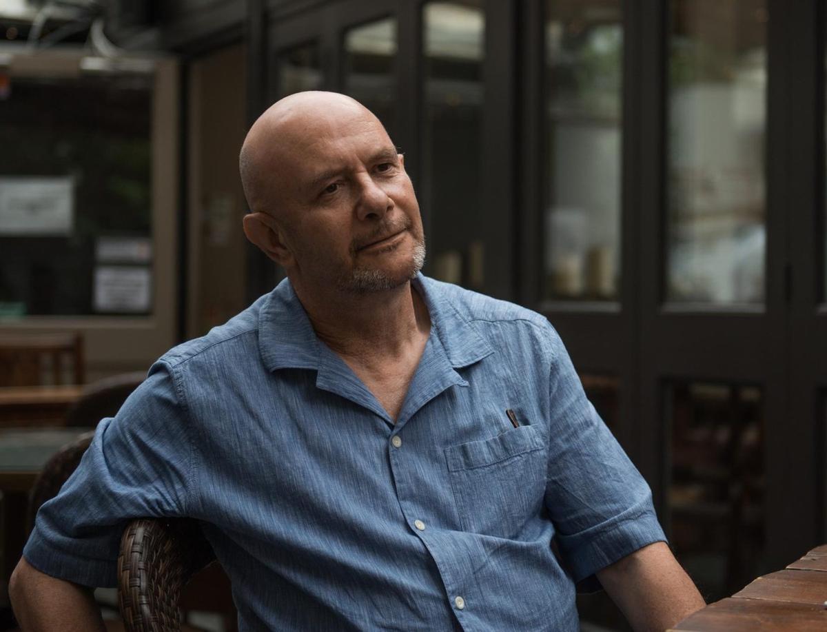 "No concebo un llibre de 500 pàgines sense acudits; fins i tot en un funeral algú riu"