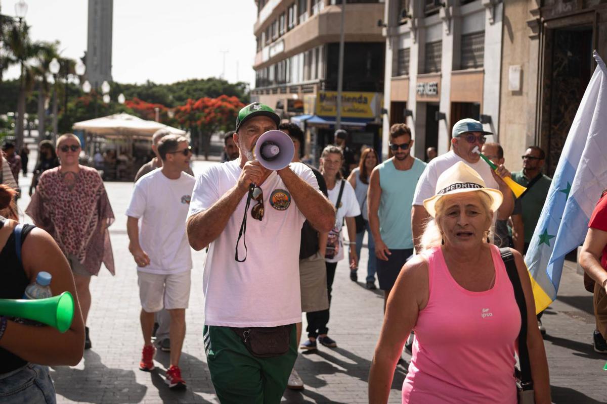 Vendedores del Rastro de Santa Cruz salen a la calle para pedir que los puestos vuelvan a la Recova