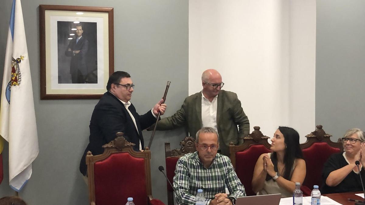 Francisco Pérez, izqda., el día que tomó posesión como alcalde de Noia, recibiendo el bastón de mando de manos de Santiago Freire.