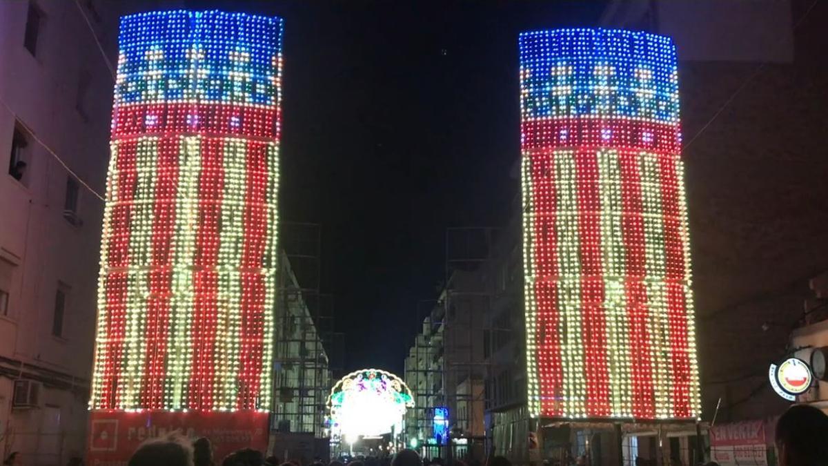 El espectáculo interactuabas con varias torres de luz paralelas