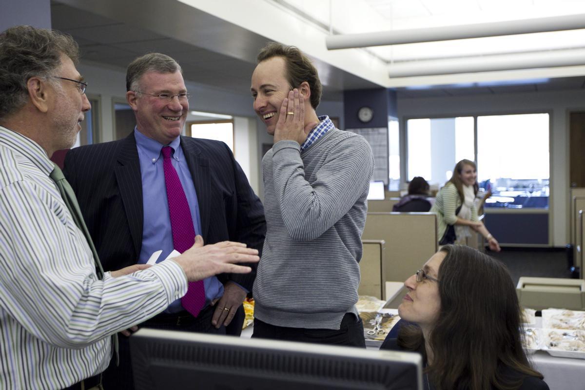 El periodista del 'Boston Globe' Sebastian Smee habla con Martin Baron cuando éste era director, Christopher Mayer y Rebecca Ostriker tras recibir un Premio Pulitzer en 2011 por sus investigaciones sobre los abusos de la iglesia, una investigación que fue llevada al cine en la oscarizada 'Spotlight'.