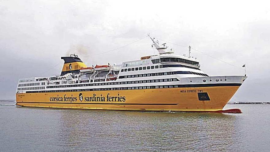 Un buque de Corsica Ferries, el año pasado en Alcúdia.