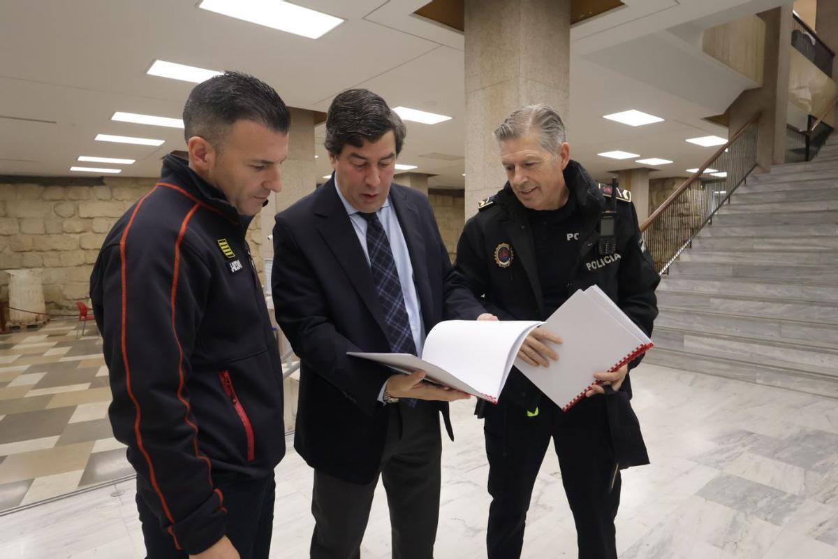 Daniel Muñoz, Jesús Coca y Juan Díaz presentan el protocolo de actuaciones por alertas de Aemet.