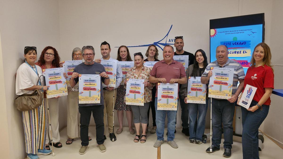 El concejal de Participación Ciudadana, Pelayo García, junto a los representantes de las distintas entidades participantes en el proyecto.