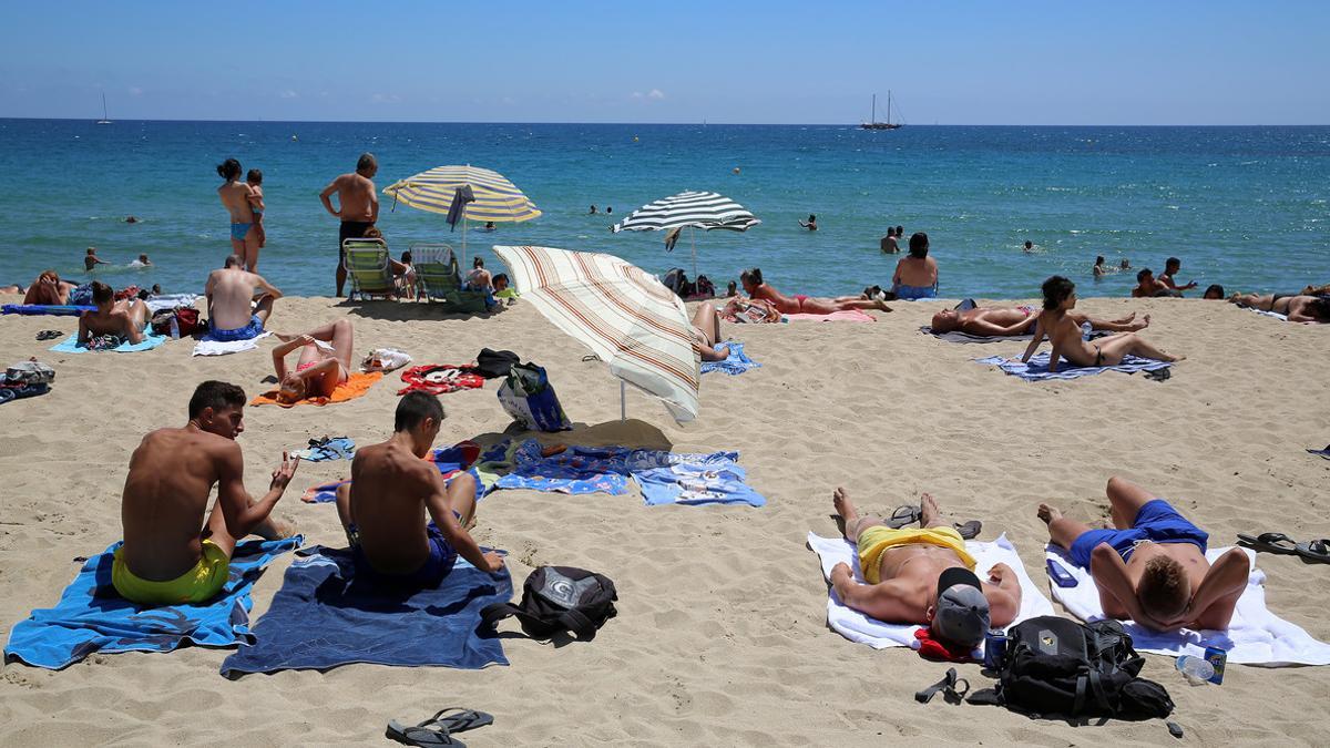 Bañistas en una playa.