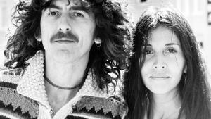 George Harrison y su segunda esposa, Olivia, en 1977 