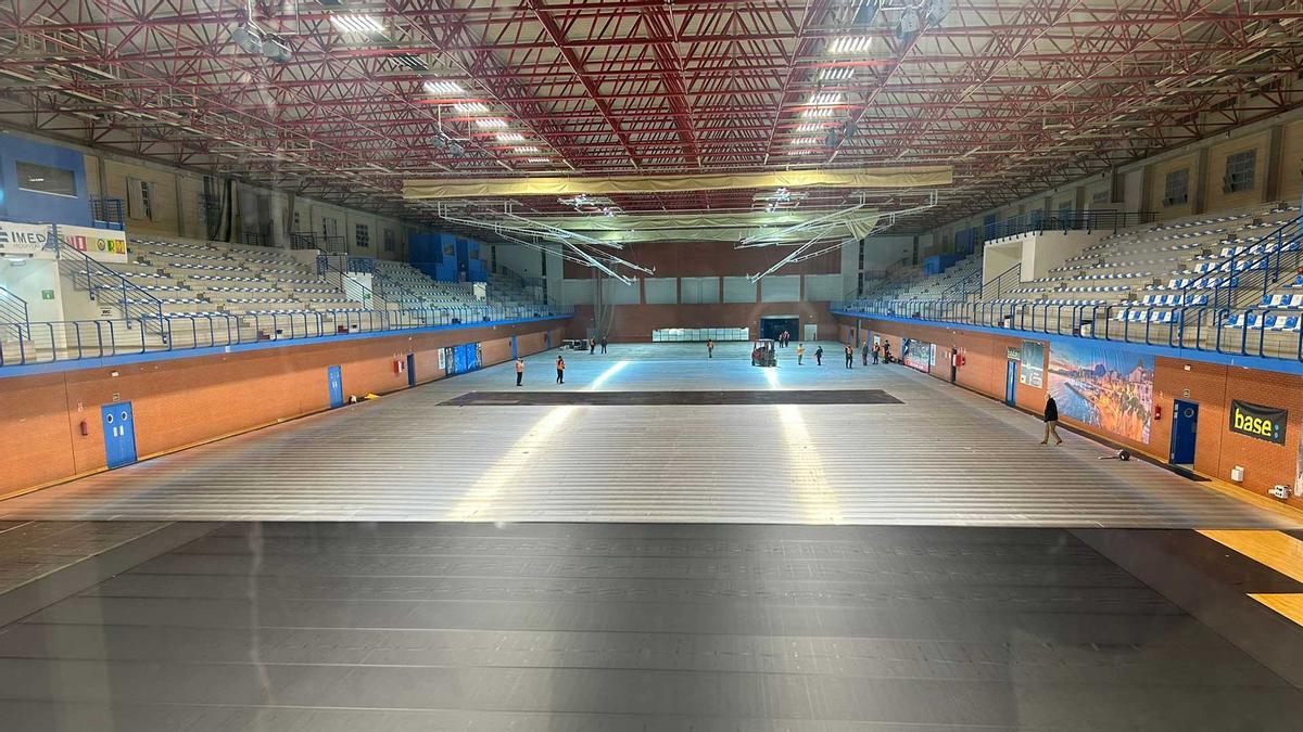 Un momento del acondicionamiento del suelo del Palau d'Esports L'Illa de Benidorm