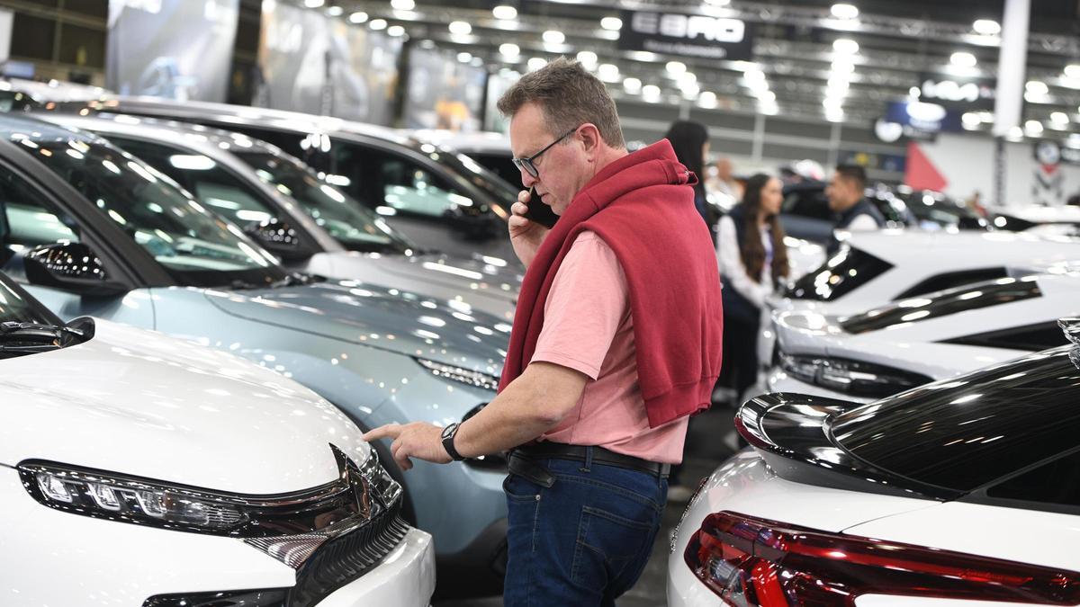 Un cliente mira un vehículo en la Feria del Automóvil.